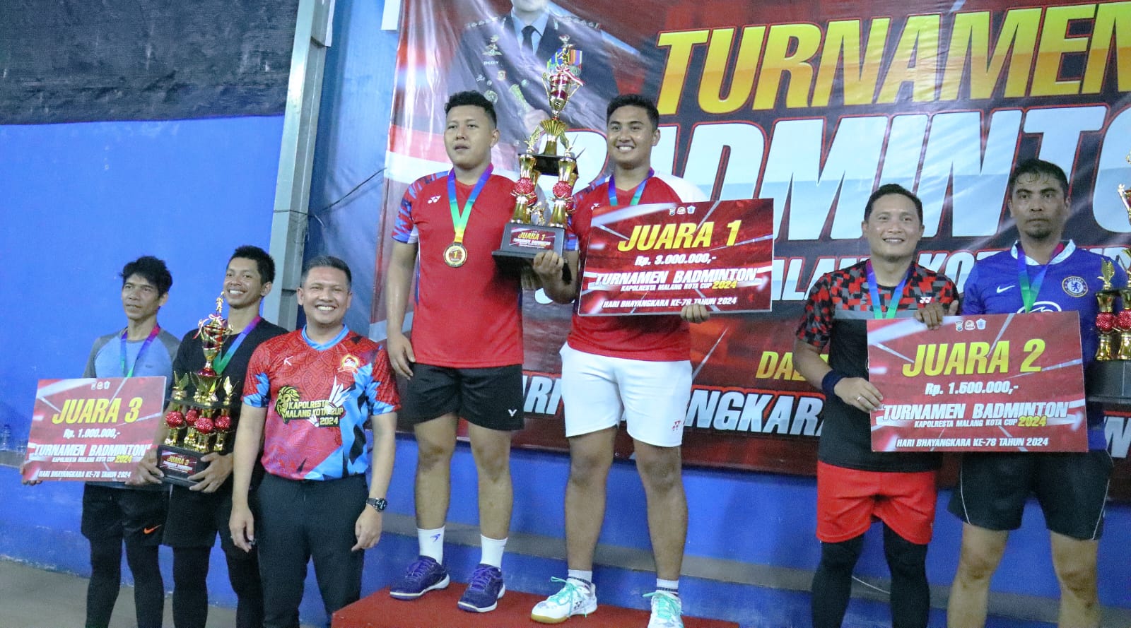 Kapolresta Malang Kota Serahkan Piala dan Uang Pembinaan Juara Turnamen Badminton Piala Kapolresta Cup 2024