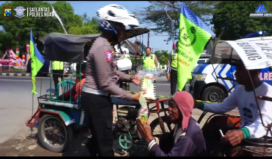 Operasi Patuh Semeru 2024 Sukses Tekan Angka Kecelakaan, Polantas Ngawi Berbagi Sembako