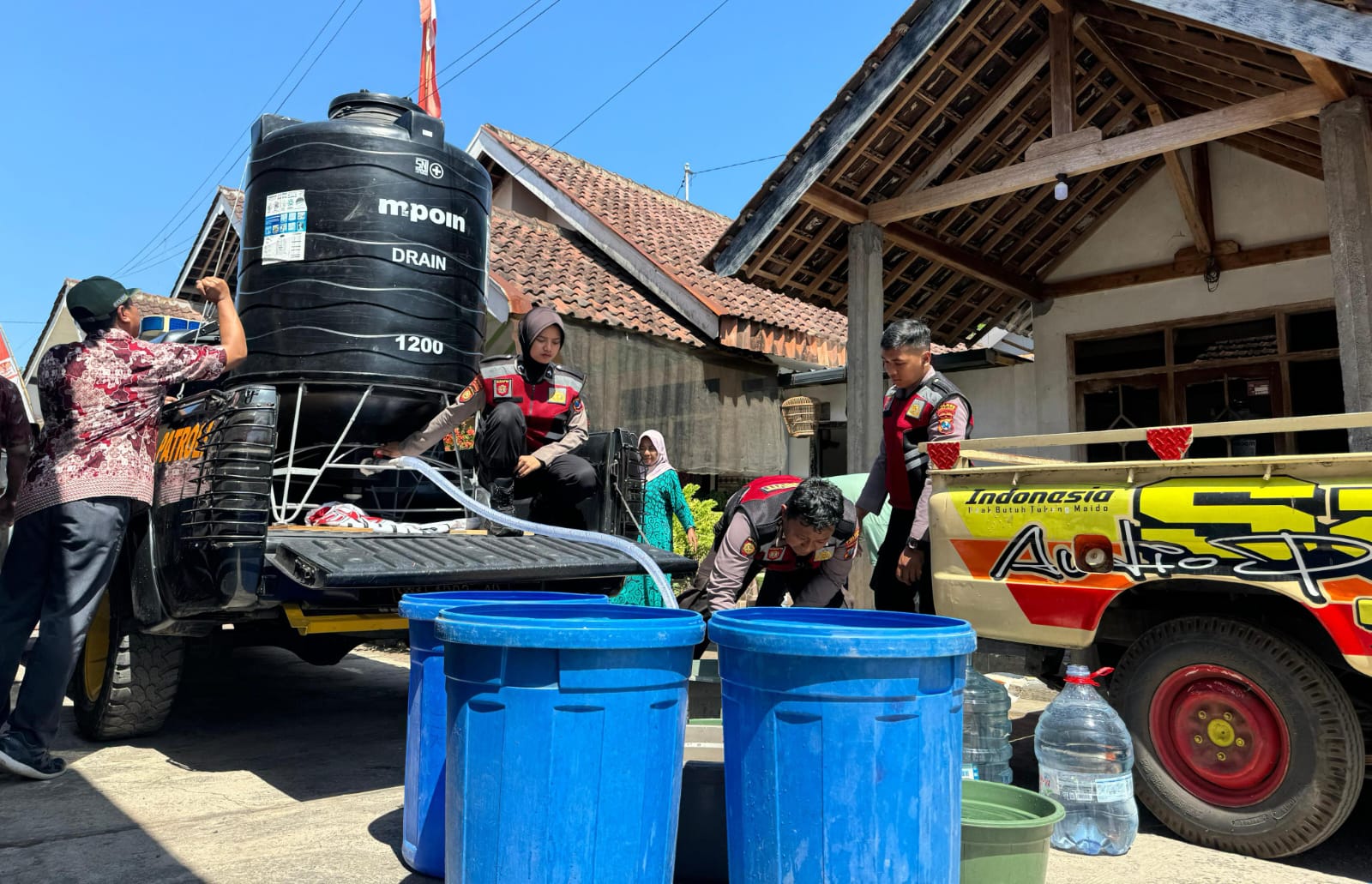 Polres Lumajang Penuhi Kebutuhan Air Bersih Warga Dampak Kemarau dengan Samapta Berbagi