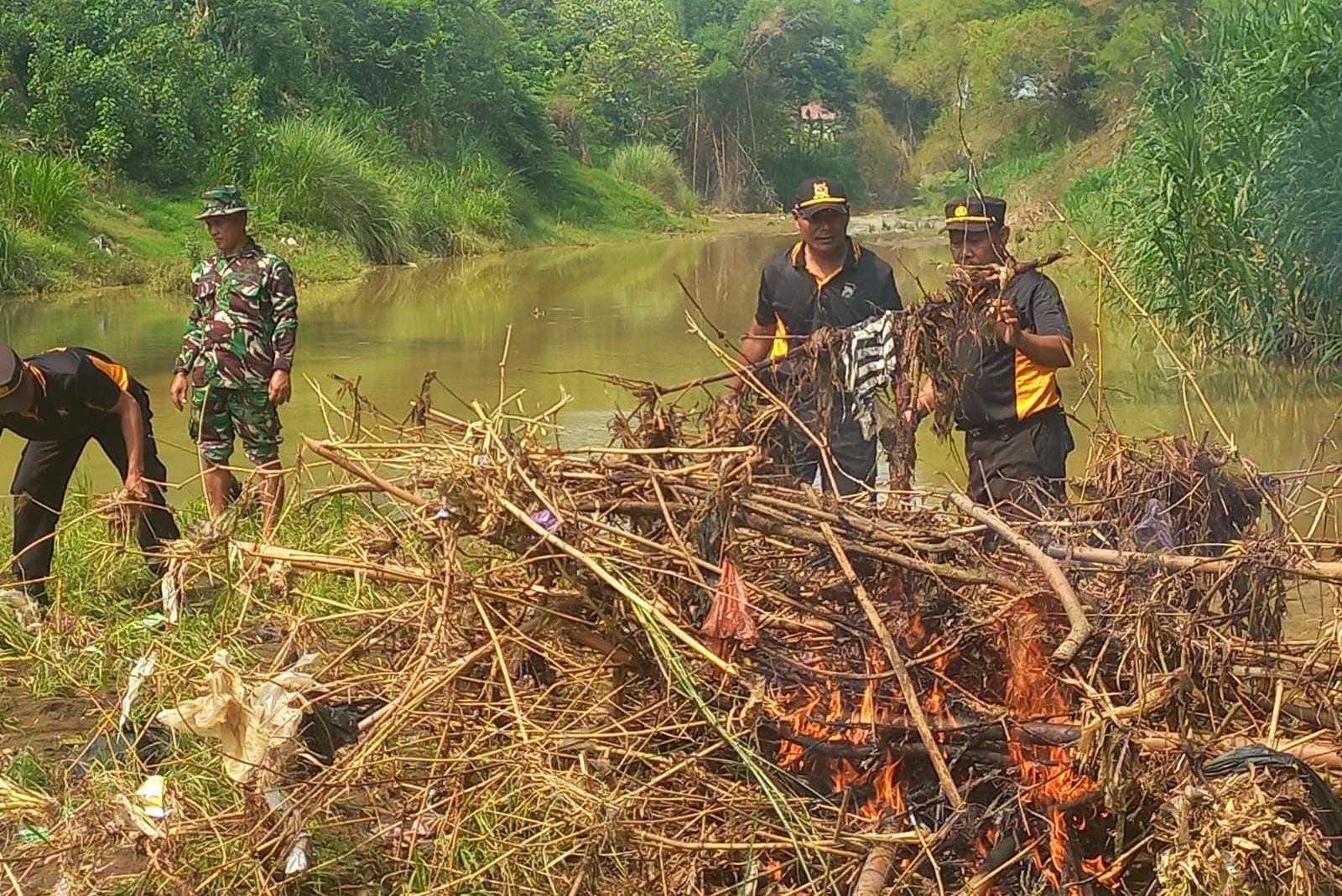 Kompak, Polres Ponorogo Bersama TNI dan Warga Bersihkan Sungai Cegah Banjir