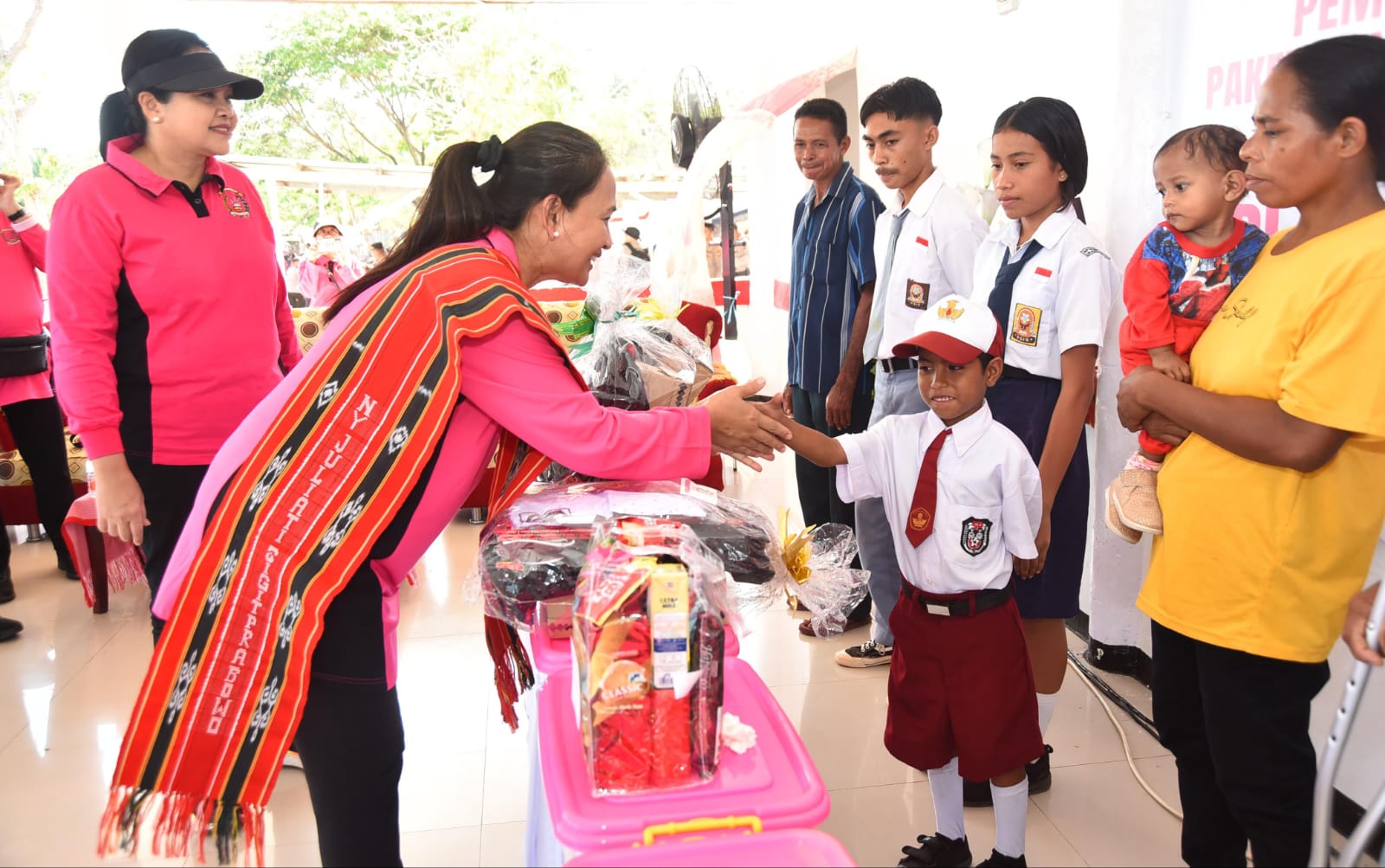 Ketum Bhayangkari Pusat Kembali Salurkan Ribuan Paket Bansos di Maluku Barat Daya