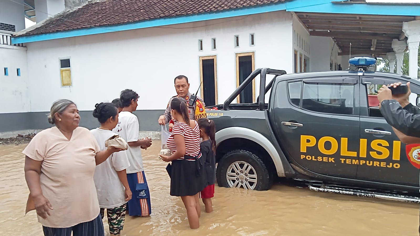 Gerak Cepat Polisi Bersama TNI dan BPBD Evakuasi Warga Terdampak Banjir di Jember