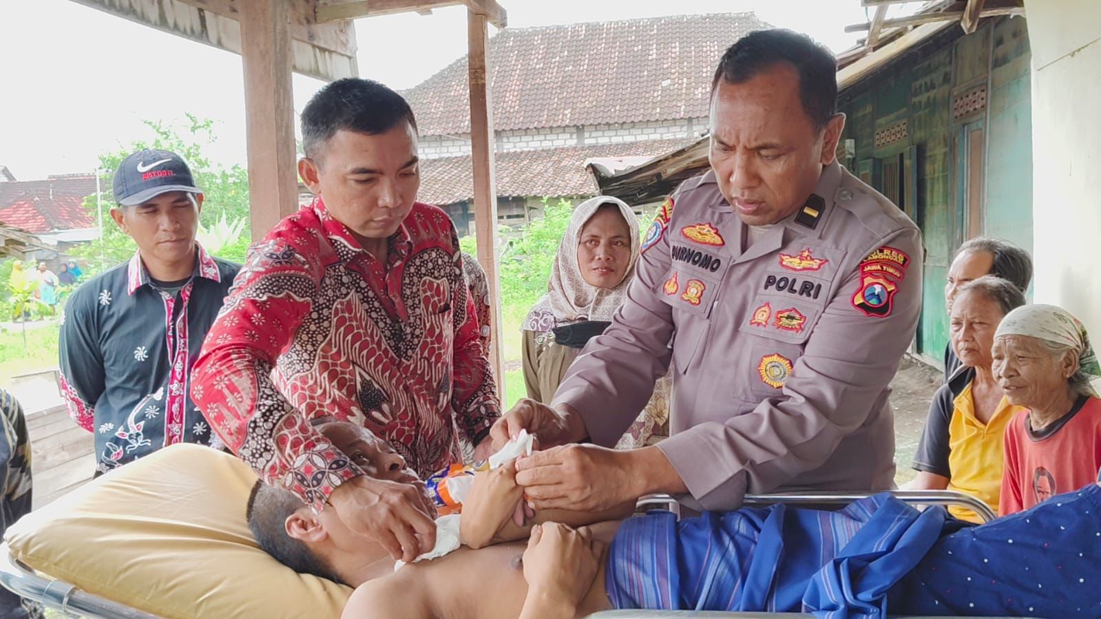 Ipda Purnomo, Polisi Baik Polres Lamongan, Bantu Warga Lumpuh Hidup Sebatang Kara