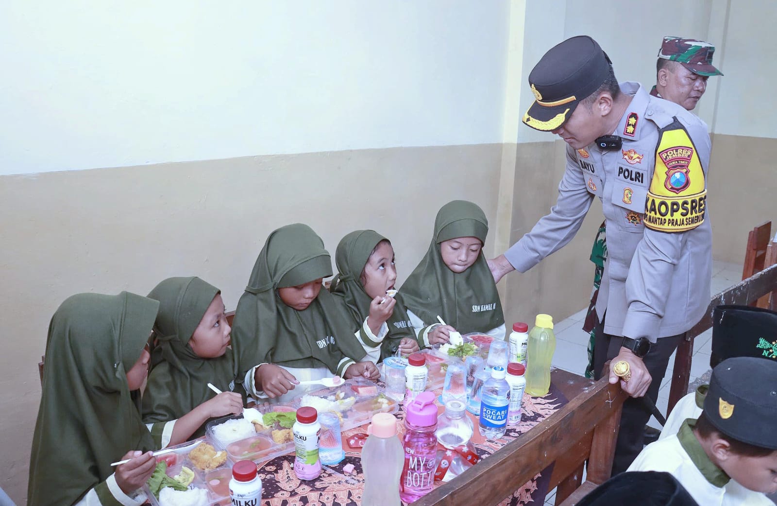 Jumat Berkah, Polres Jember Berbagi Makanan Bergizi Untuk Pelajar Sekolah Dasar