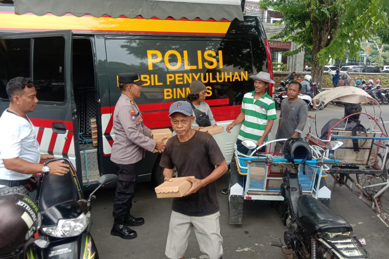 Jumat Berkah, Polresta Banyuwangi Berbagi Nasi Kotak untuk Warga Masyarakat