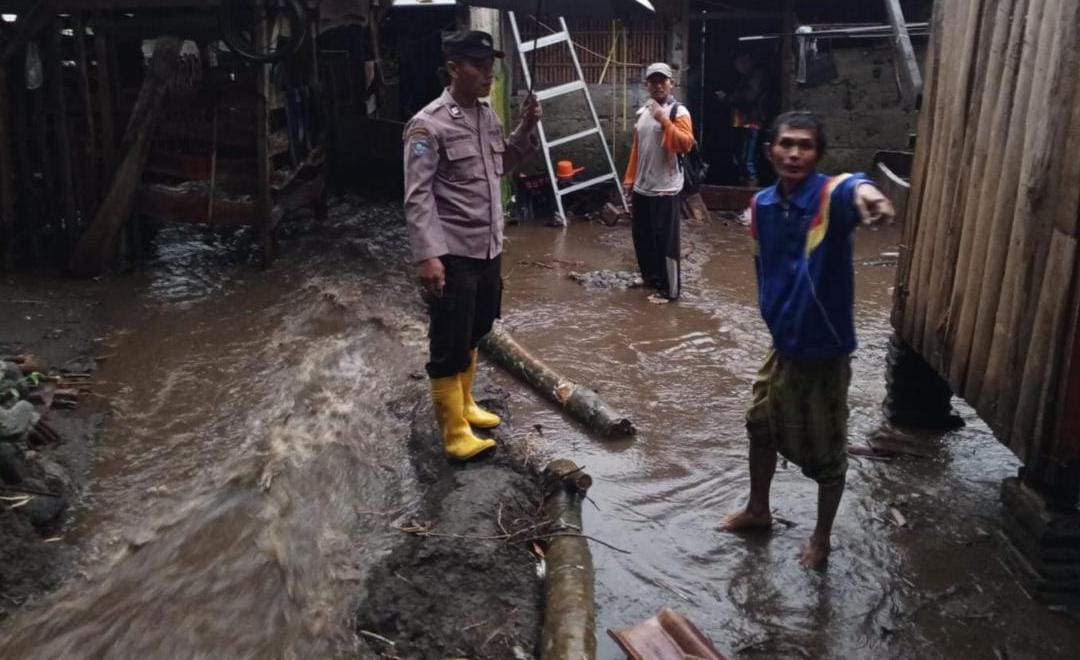 Polres Kediri Gercep Tangani Banjir, Pasang Police Line di Jembatan Putus Untuk Keselamatan Warga