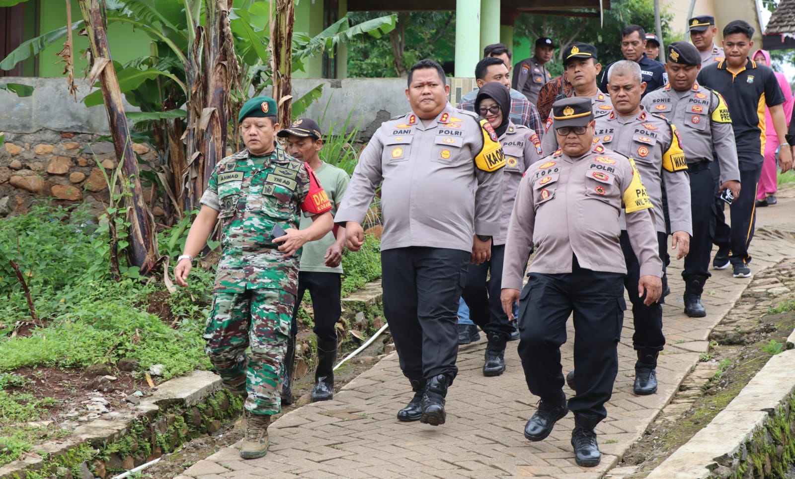 Polres Pasuruan Salurkan Bantuan untuk Korban Pergeseran Tanah di Purwodadi