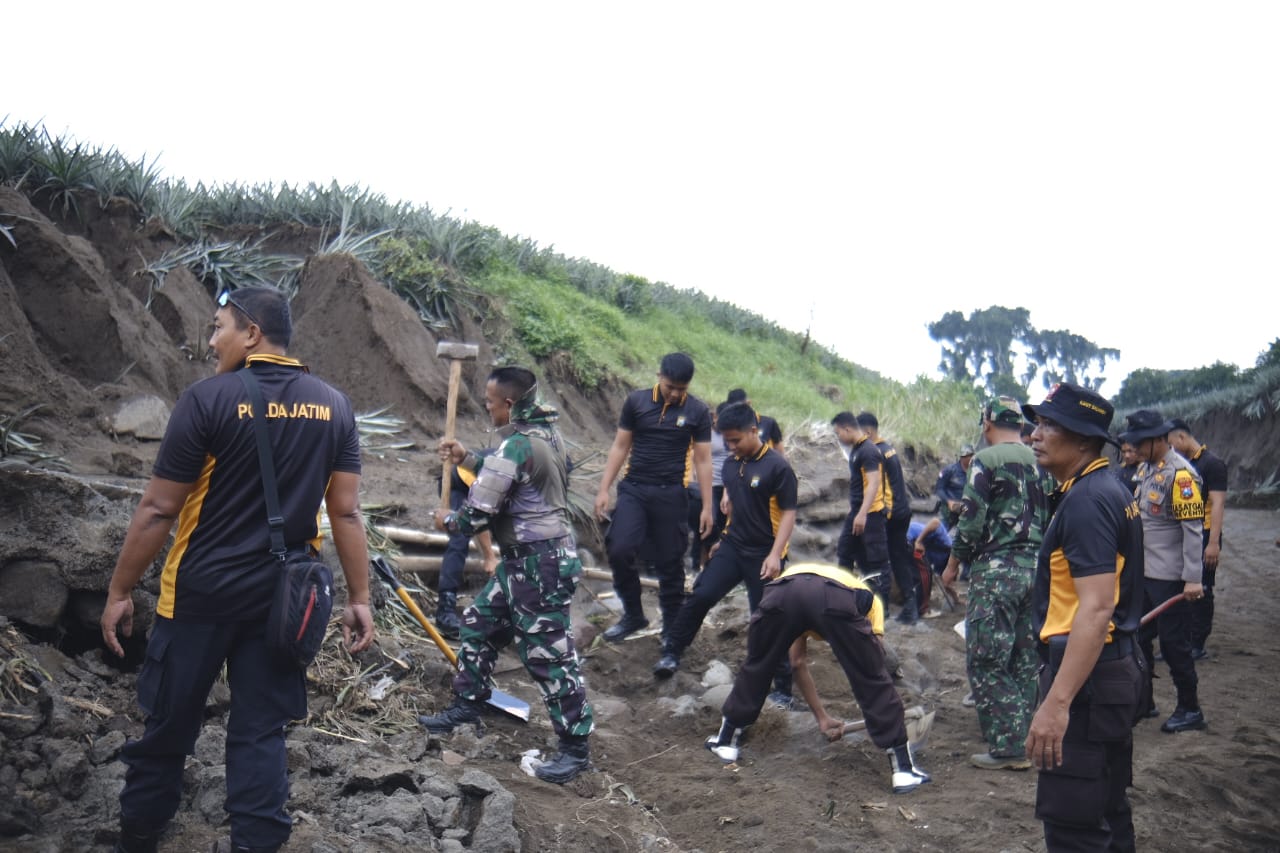 Gotong Royong Polres Kediri Bersama TNI dan Warga Pasang Bronjong di Lokasi Banjir