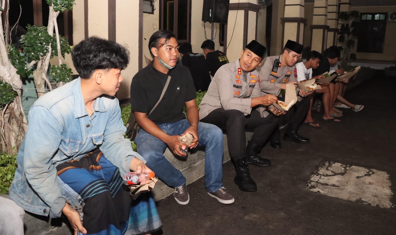 Warga Antusias Ikut Sahur Bareng Polisi yang Digelar Polres Kediri Kota