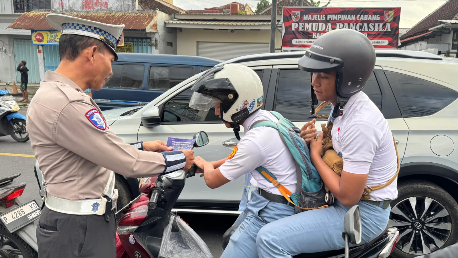 Polisi Menyapa: Operasi Patuh Semeru 2025 Polres Jember Sebar Brosur Edukasi Tertib Lalin Bagi Pengguna Jalan