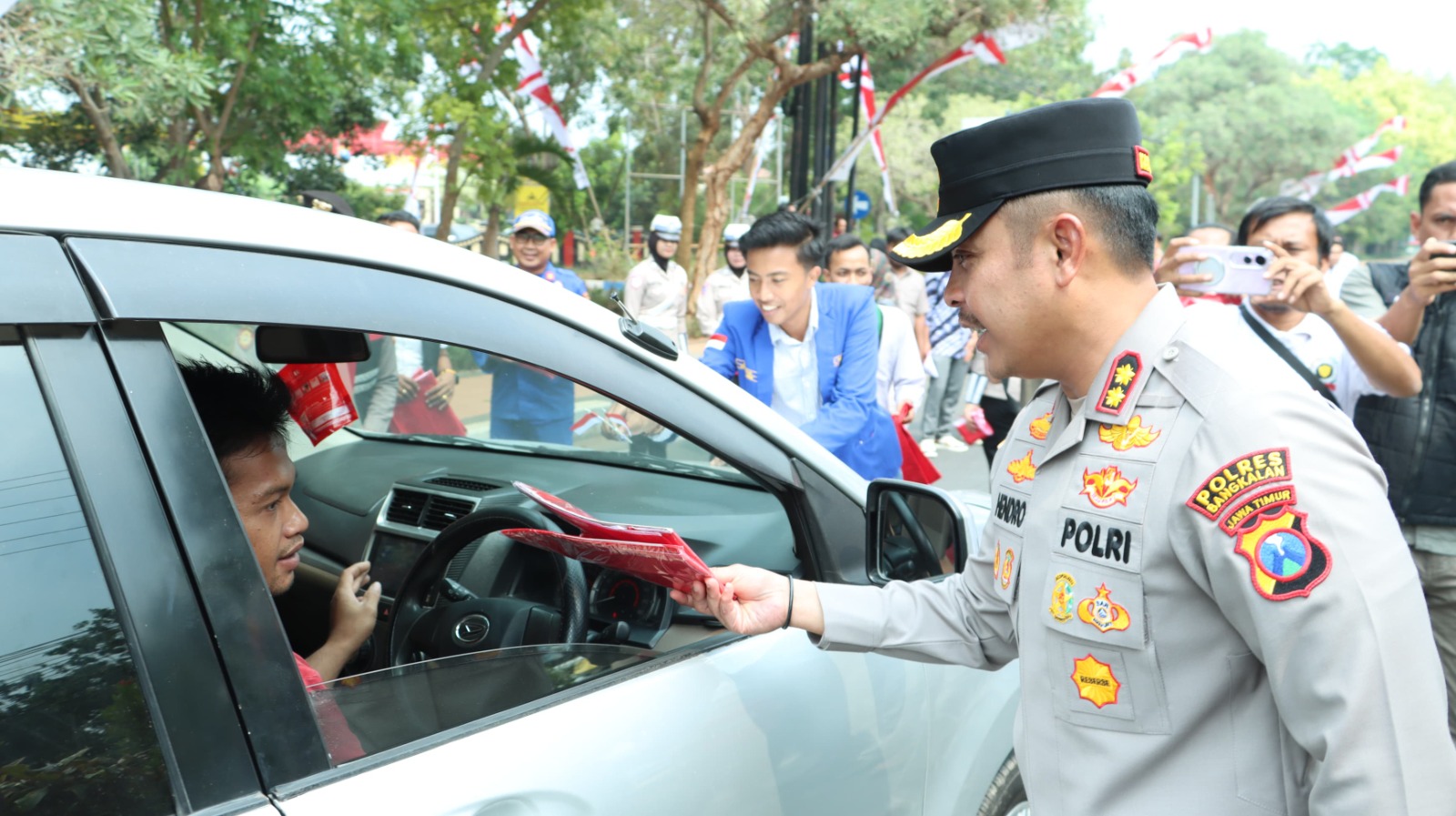 Dorong Semangat Nasionalisme, Kapolres Bangkalan Bagi-bagi Bendera Merah Putih
