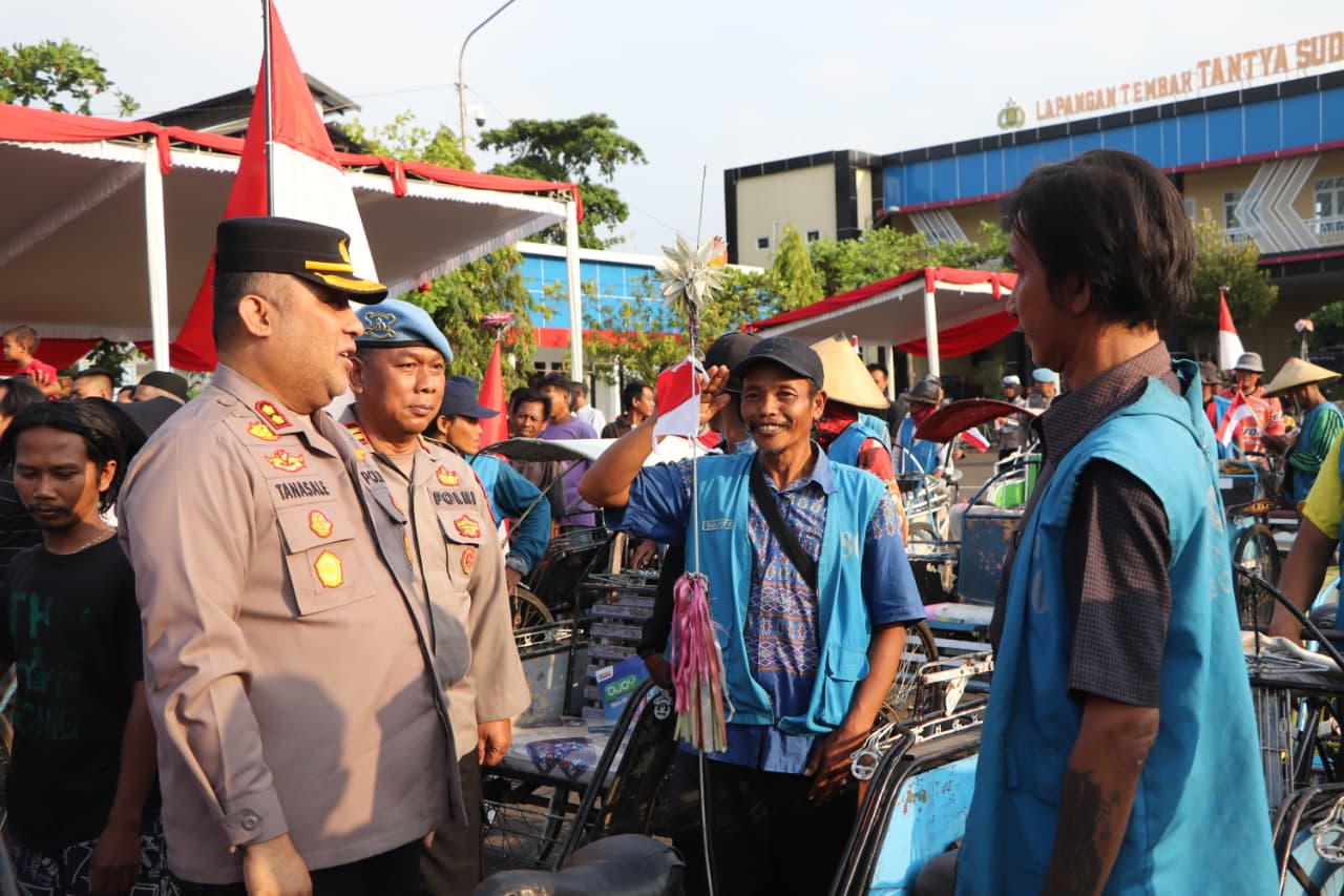 Sambut HUT Kemerdekaan RI ke-80, Polres Tuban Salurkan Bantuan Beras untuk Warga Kurang Mampu