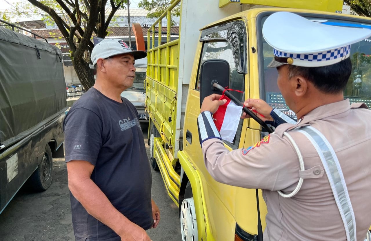 Polres Pacitan Pupuk Jiwa Nasionalisme Jelang HUT ke-80 RI, Berbagi Ratusan Bendera Merah Putih