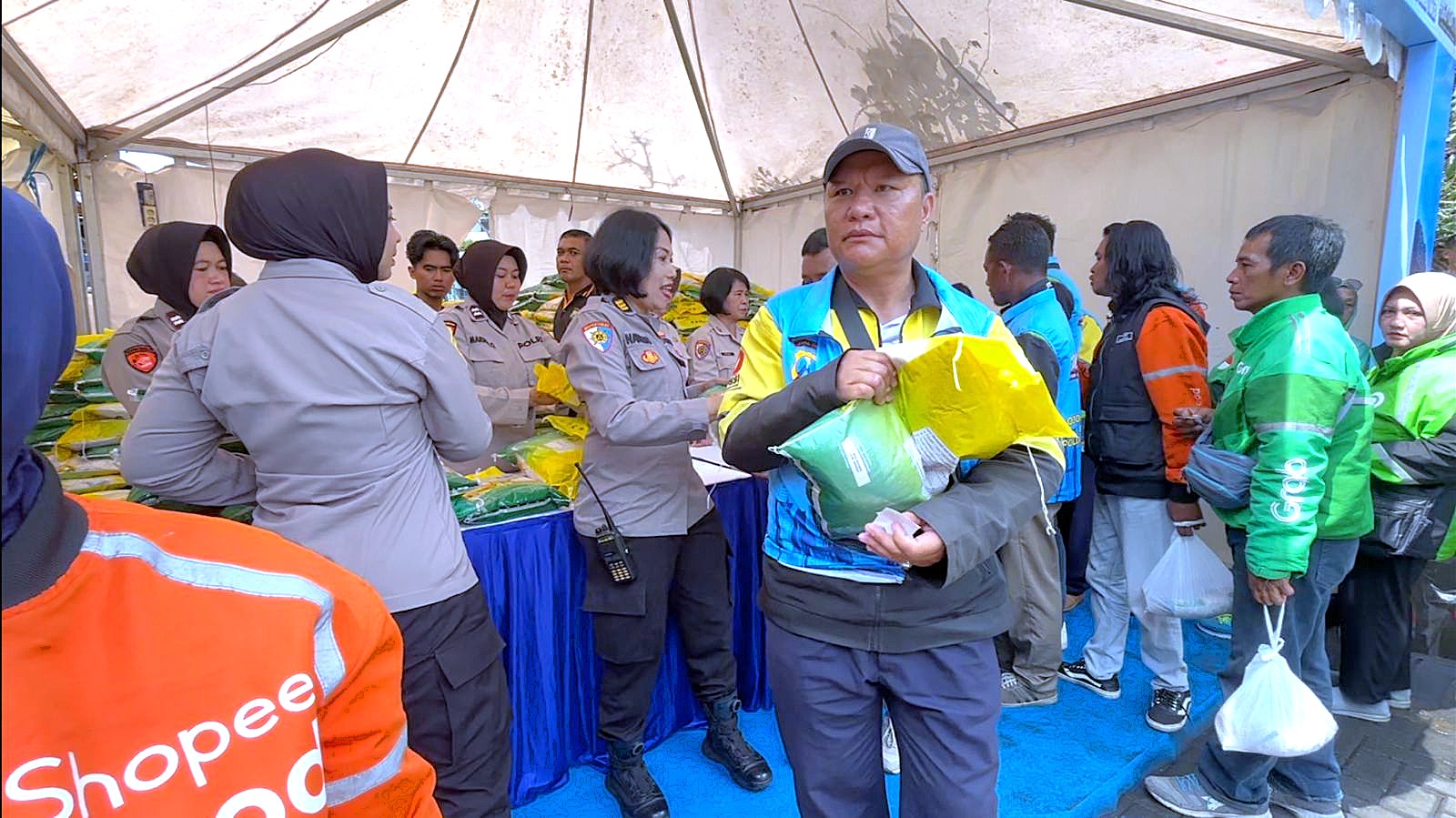 Ribuan Driver Ojol Deklarasi Kamtibmas “Jogo Jatim” di Stadion Gajayana Polresta Malang Kota Berbagi Beras dan Helm Gratis