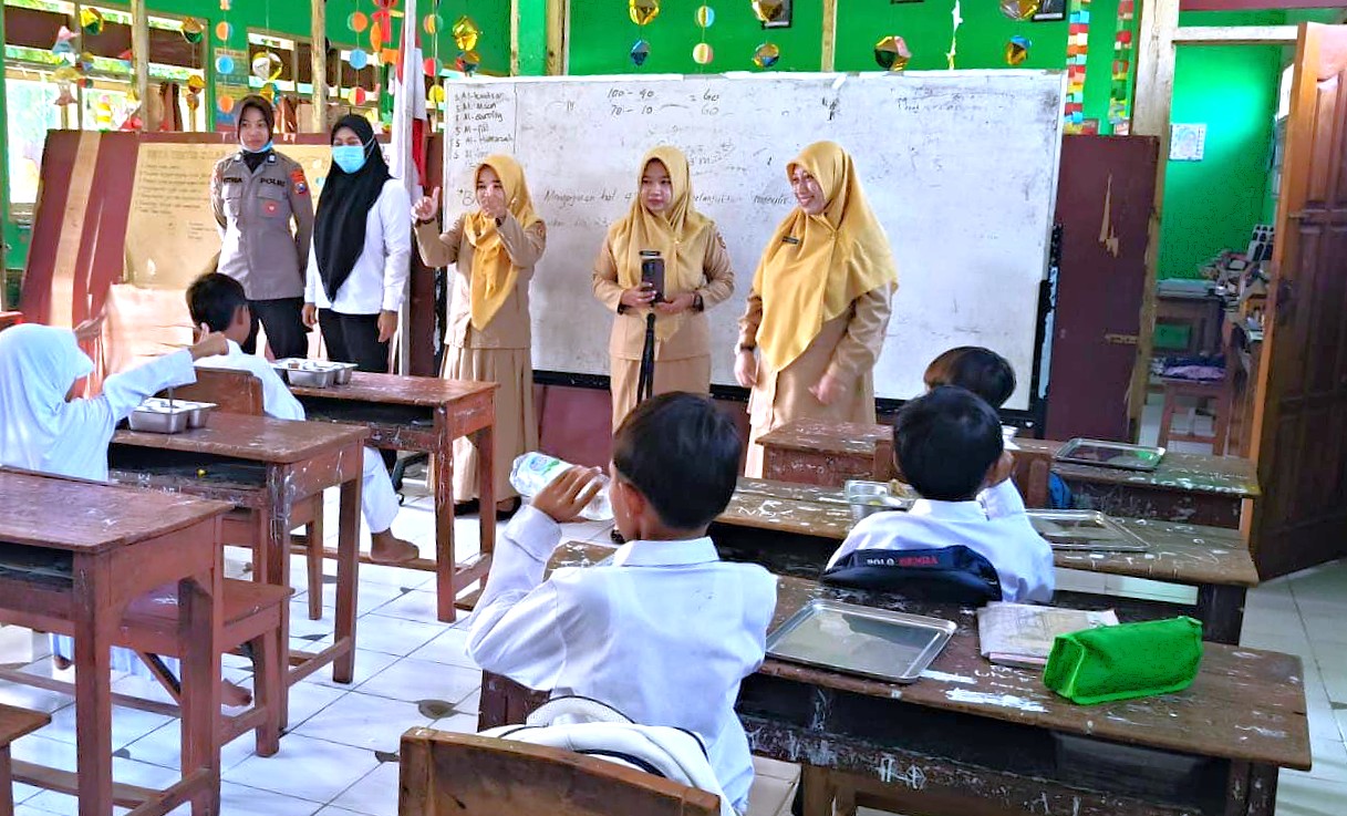 Senyum Ceria Pelajar Sambut Makan Bergizi Gratis dari Polres Ngawi