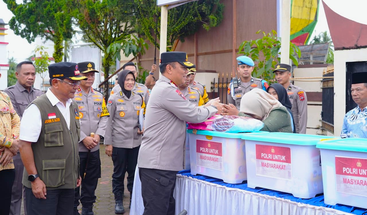 Wakapolri Tinjau Penyaluran Bantuan Polri untuk Warga Terdampak Bencana di Padang Pariaman