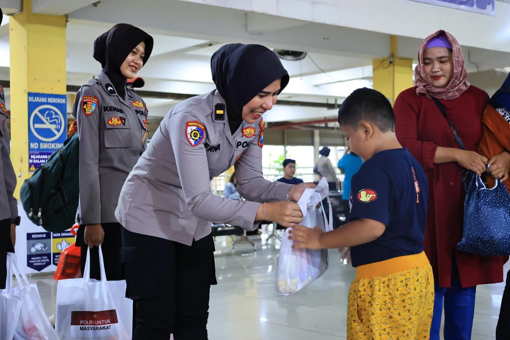 Sapa Humanis Polwan Polresta Sidoarjo Patroli Dialogis di Terminal Purabaya
