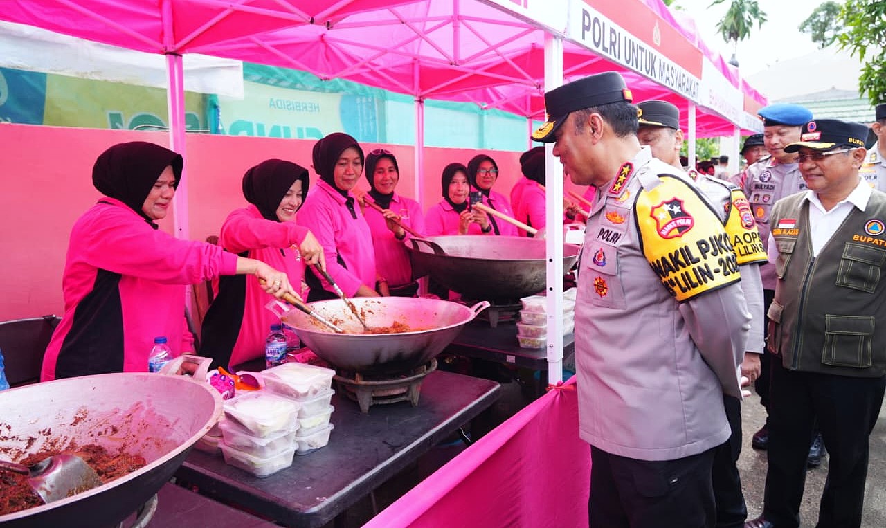 Wakapolri Tinjau Dapur Umum Bhayangkari dan Resmikan Sumur Bor di Huntara Asam Pulau