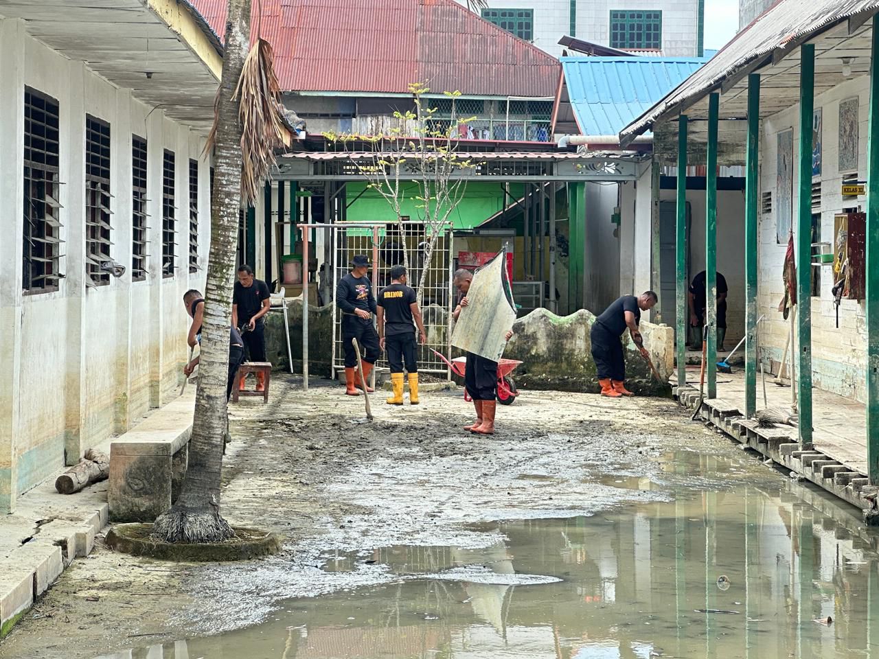Polri Peduli Pendidikan, Pulihkan Fasilitas Pendidikan di SMA Negeri 1 Tanjung Pura Pascabanjir