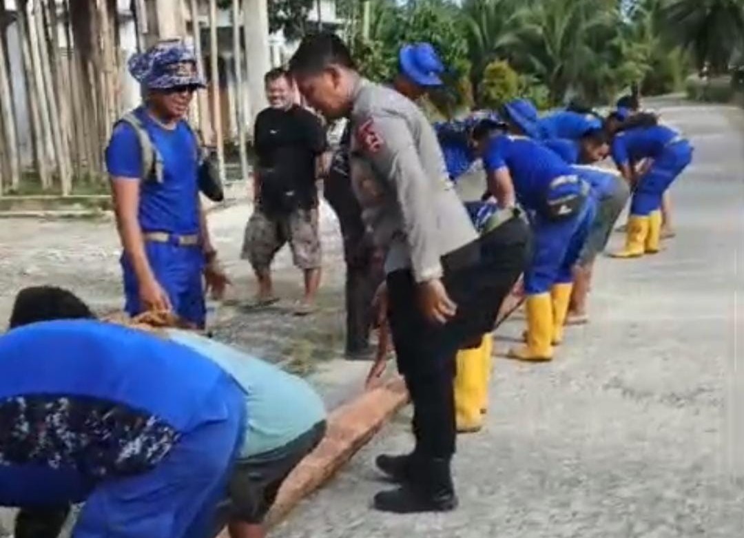 Tim SAR Korpolairud Bangun Jembatan Sementara di Korong Maranci, Padang Pariaman