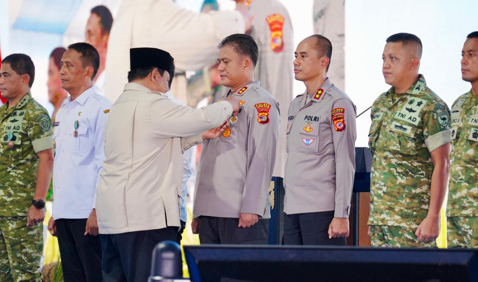 Presiden Prabowo Anugerahkan Tanda Kehormatan ke Polri atas Dukungan Ketahanan Pangan Nasional