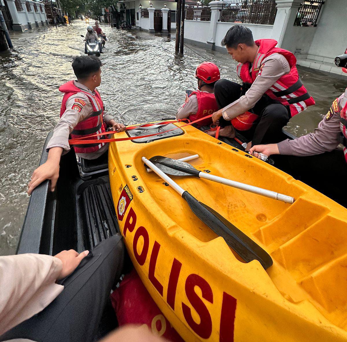 Aksi Heroik ‘Polisi Penolong’, Detasemen Perintis Terjang Banjir Cilincing Evakuasi Warga