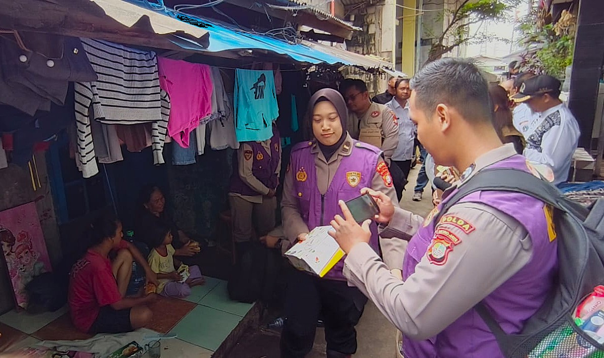 Tim Trauma Healing Polri Bersama Relawan UI Hadir Bersama Warga Pascabanjir di Cilincing