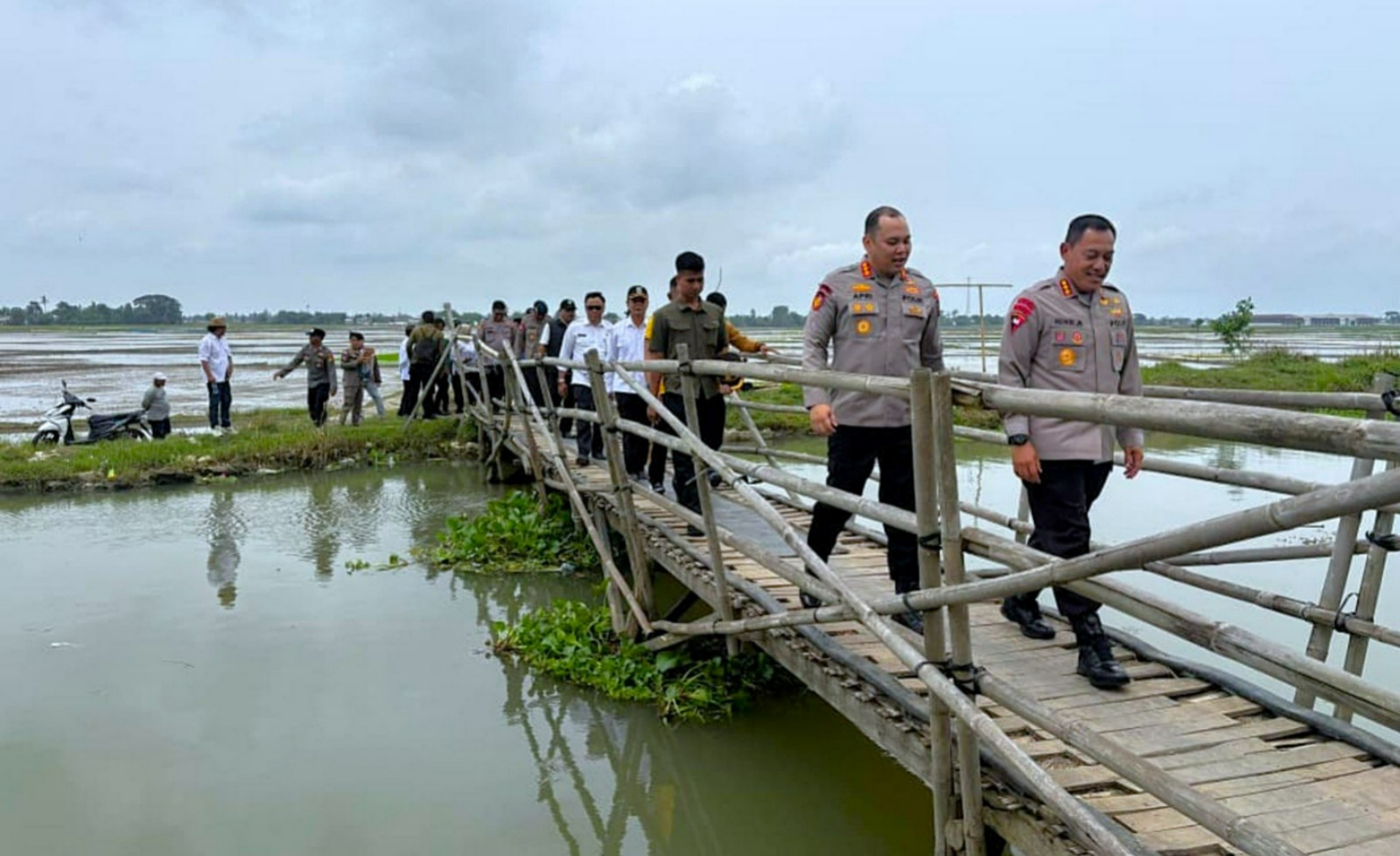 Brimob Polda Metro Jaya Kawal Pembangunan Jembatan di Pebayuran Bekasi