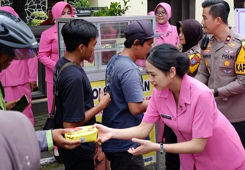 Jajaran Polresta Sidoarjo Bersama Bhayangkari Awali Tahun Dengan Aksi Sosial