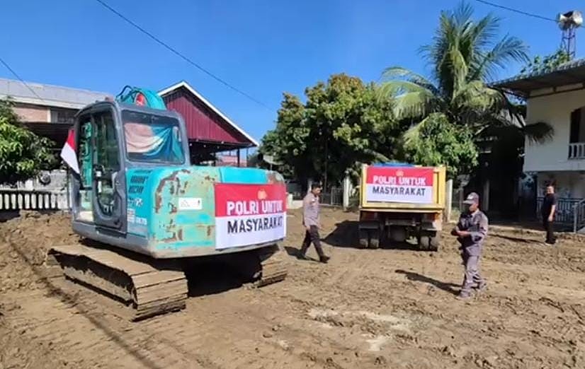 Bantuan Alat Berat Kapolri Dukung Pembersihan Lumpur Pasca Banjir di Pidie