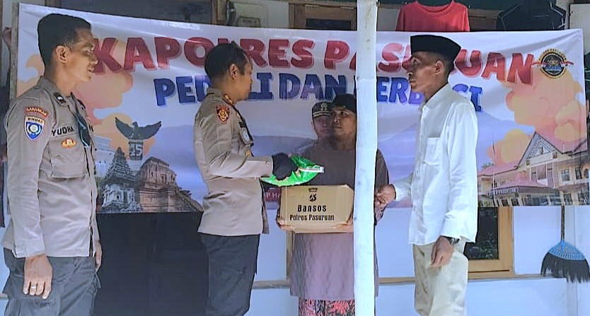 Polri Untuk Masyarakat Kapolres Pasuruan Blusukan Salurkan Bansos untuk Warga